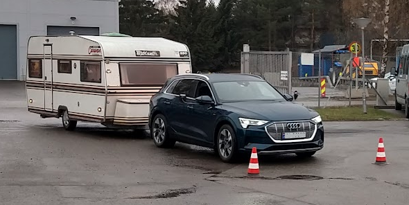 Øvelseskjøring i regnvær